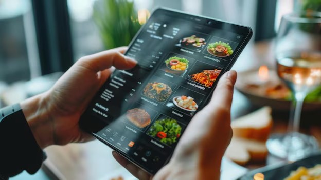 Pessoa a navegar num ecrã de menu digital num tablet, a tocar nas opções com o dedo.